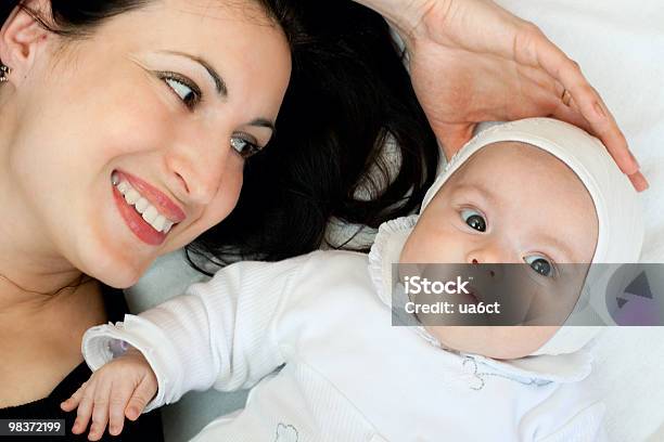 Madre E Bambino - Fotografie stock e altre immagini di Abbracciare una persona - Abbracciare una persona, Accudire, Adulto