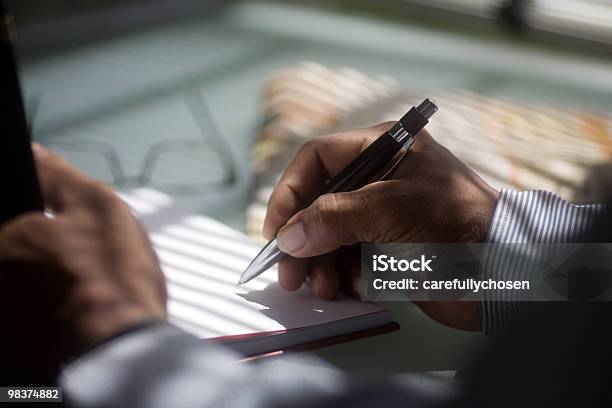 Atractivo Escritorio De Oficina Escena Con Lápiz Preparada Foto de stock y más banco de imágenes de Actividades bancarias