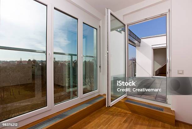 Moderna Sala De Estar Com Janela De - Fotografias de stock e mais imagens de Vidro - Vidro, Porta, Varanda