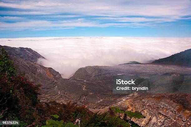 Montanha Paisagem Com Nuvens - Fotografias de stock e mais imagens de Acima - Acima, Ao Ar Livre, Aventura