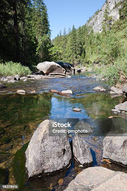 Foto de Rio Parque Nacional De Yosemite e mais fotos de stock de Penedo - Penedo, Vale, Bosque - Floresta