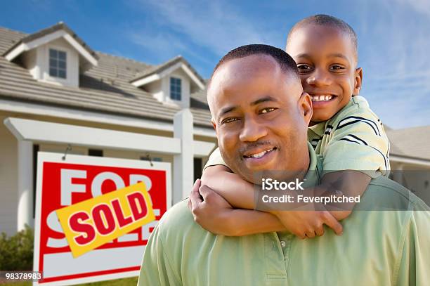 Vater Mit Sohn Vor Verkauft Zeichen Und Home Stockfoto und mehr Bilder von Familie - Familie, Afro-amerikanischer Herkunft, Außenaufnahme von Gebäuden
