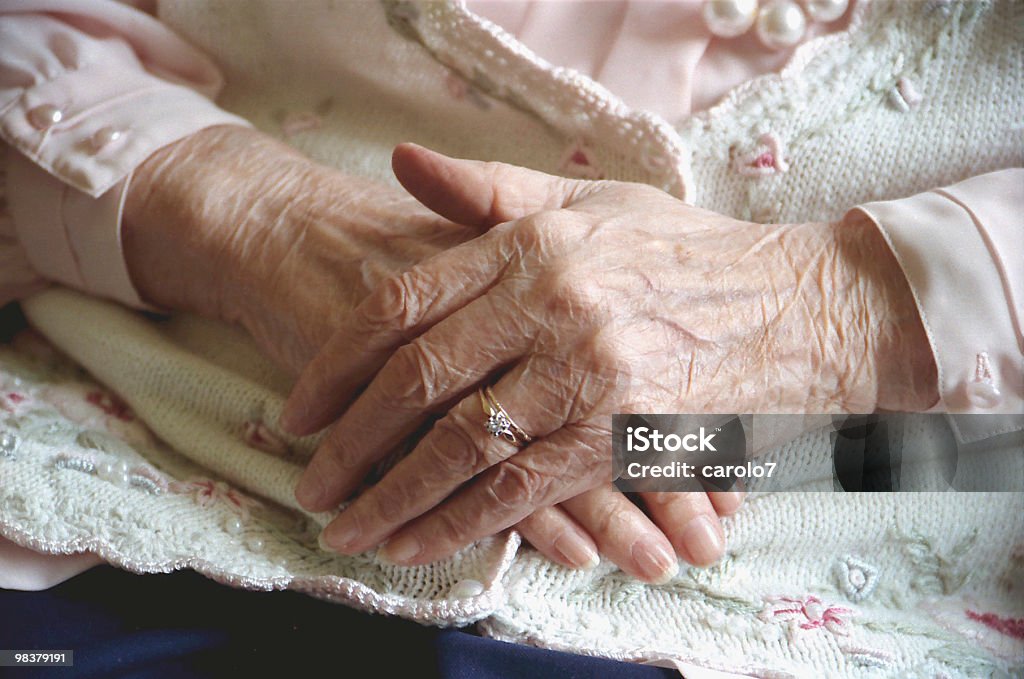 Mãos da vovó - Foto de stock de Aliança de casamento royalty-free
