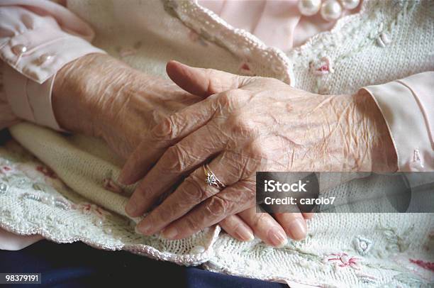 Foto de Mãos Da Vovó e mais fotos de stock de Aliança de casamento - Aliança de casamento, Anel - Joia, Antiguidade