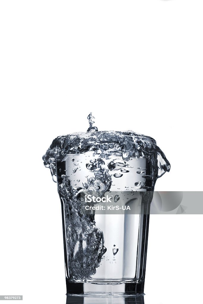 L'eau splash en verre à facettes - Photo de Débordant libre de droits