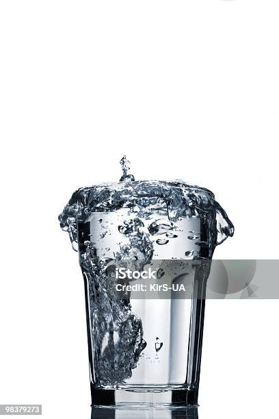 Acqua Splash In Vetro Sfaccettata - Fotografie stock e altre immagini di Traboccante - Traboccante, Bicchiere, Acqua potabile