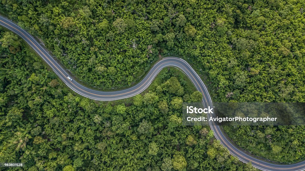 Luftaufnahme der Forststraße in Südost-Asien, Luftaufnahme von einer Landstraße, die durch einen Wald, Thailand. - Lizenzfrei Straßenverkehr Stock-Foto