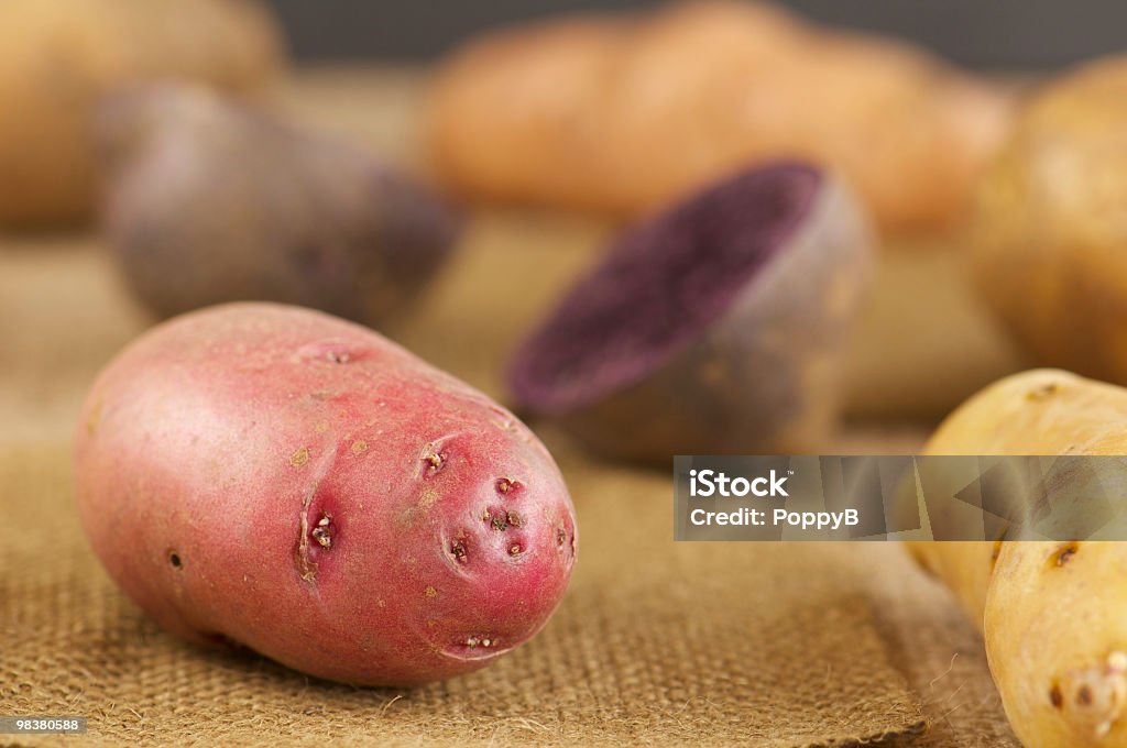 Close-up de batata vermelha em Aniagem de Cânhamo - Foto de stock de Alimentação Saudável royalty-free