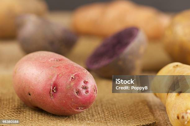 Foto de Closeup De Batata Vermelha Em Aniagem De Cânhamo e mais fotos de stock de Alimentação Saudável - Alimentação Saudável, Aniagem de Cânhamo, Batata - Tubérculo