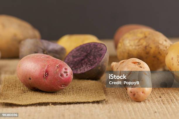 Conjunto De Variedad De Papas Con Arpillera Foto de stock y más banco de imágenes de Arpillera - Arpillera, Color - Tipo de imagen, Comida sana