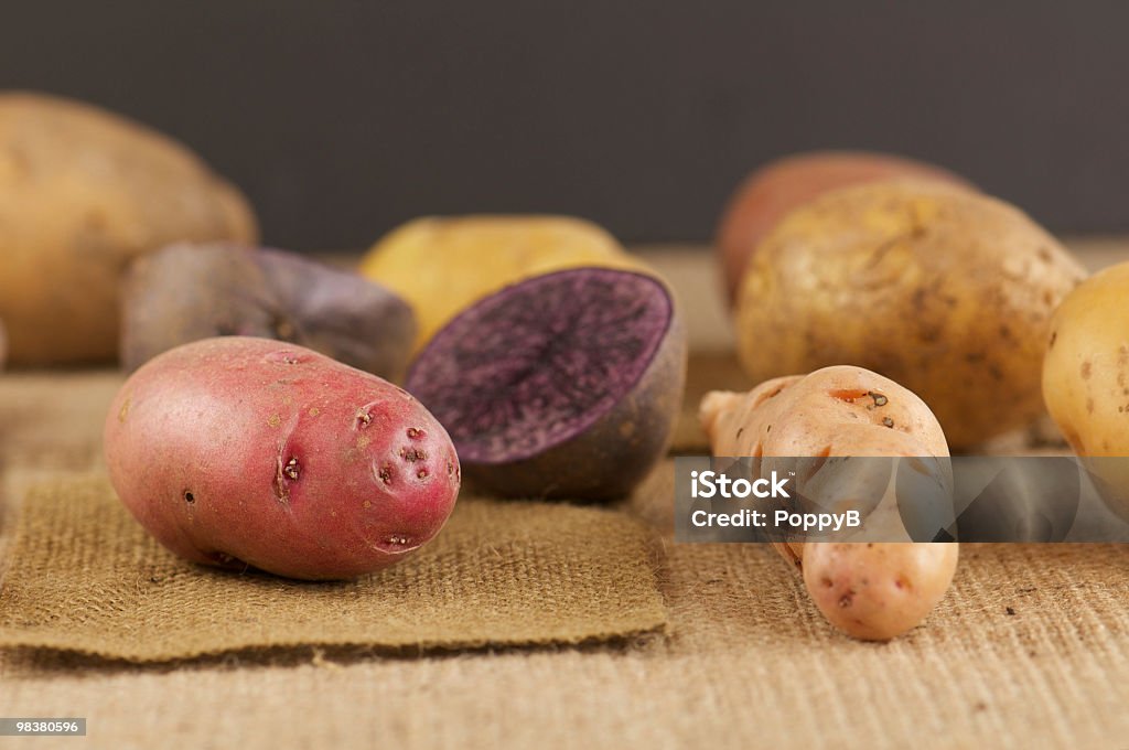 Ensemble de variété de pommes de terre en jute - Photo de Horizontal libre de droits