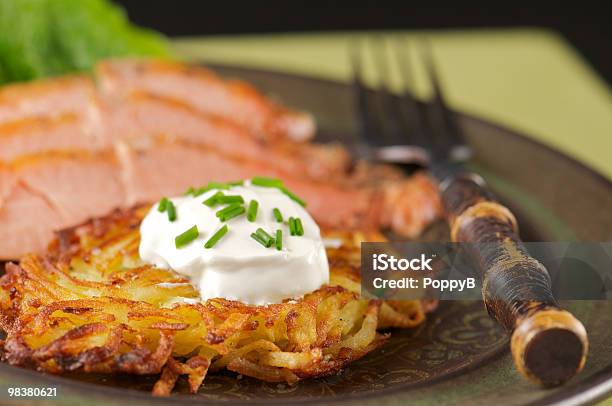 Photo libre de droit de Plat De Pommes De Terre Latke Avec Saumon Fumé banque d'images et plus d'images libres de droit de Aliment - Aliment, Crème aigre, Fourchette