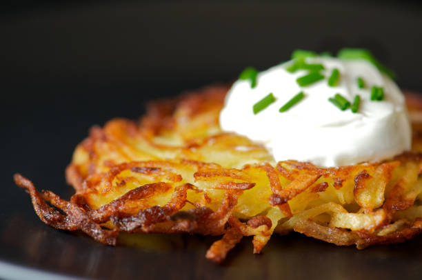 messa a fuoco differenziale di patate frittella di patate - latke foto e immagini stock