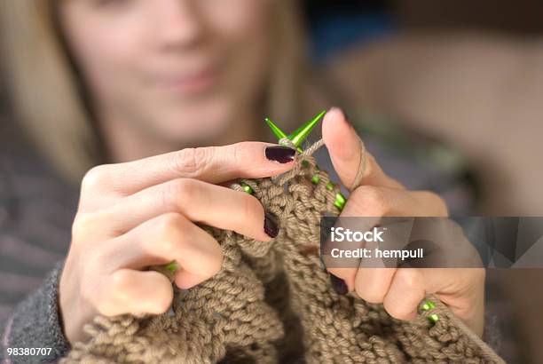 Foto de Jovem Mulher Costura e mais fotos de stock de Adulto - Adulto, Agulha de Tricô, Face Humana