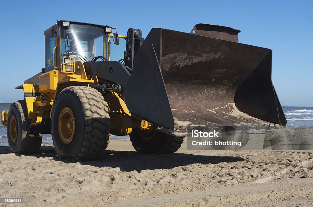 Digger en la playa - Foto de stock de Agricultura libre de derechos