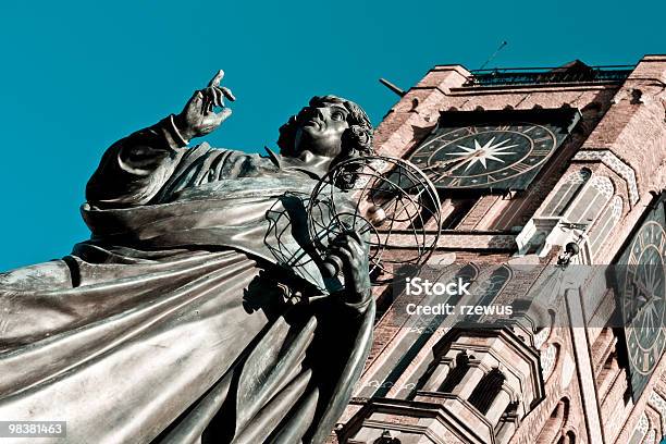 Photo libre de droit de Nicolas Copernic Monument Torun banque d'images et plus d'images libres de droit de Adulte - Adulte, Architecture, Astrolabe