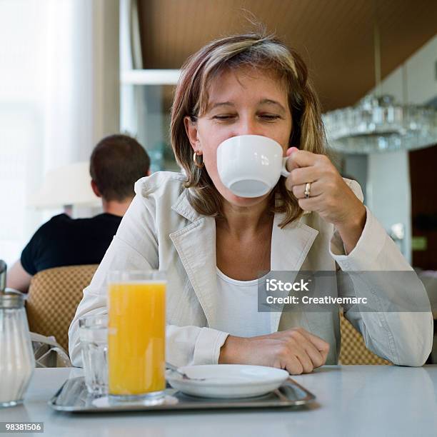 Bere Una Tazza Di Caffè - Fotografie stock e altre immagini di Bicchiere - Bicchiere, Donne, Solo una donna