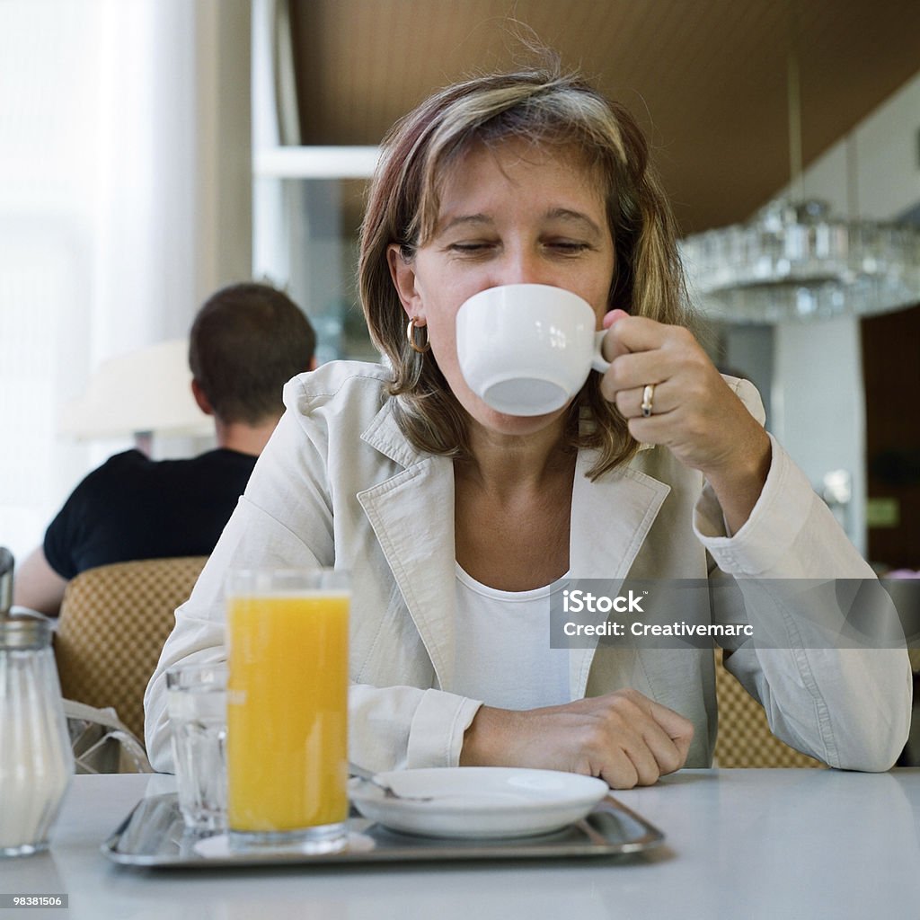 Desfrutando de uma xícara de café - Foto de stock de Copo royalty-free