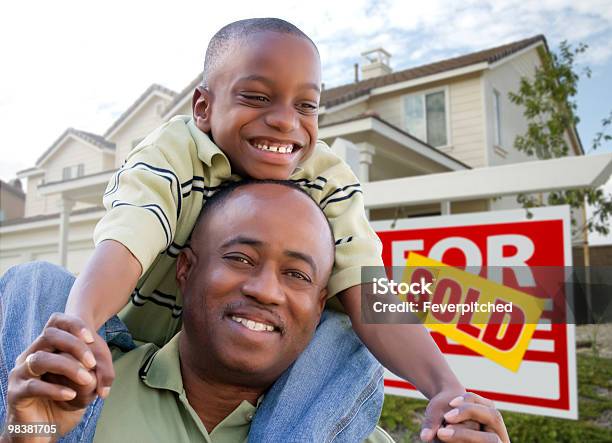 Pai Com Filho Na Frente Sinal Vendido E Casa - Fotografias de stock e mais imagens de Em Frente de - Em Frente de, Edifício residencial, Família