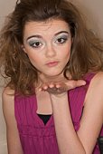 teen-mit-make-up-blowing-kussmund.jpg?b=1&s=170x170&k=20&c=z-USRyOWJQgK8IxesTMWkfBSUBP5VZdNVLWKtnrA20U=