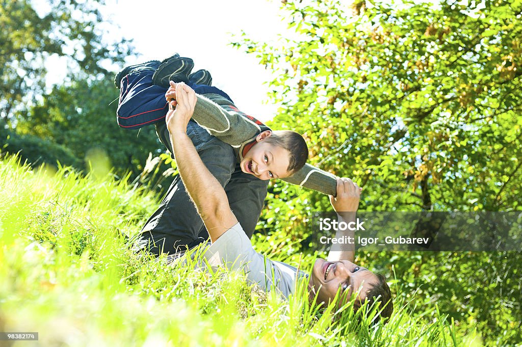 Glückliche Vater und Sohn spielen im Freien - Lizenzfrei Aktivitäten und Sport Stock-Foto