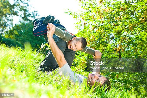 Glückliche Vater Und Sohn Spielen Im Freien Stockfoto und mehr Bilder von Aktivitäten und Sport - Aktivitäten und Sport, Alleinerzieher, Bewegungsaktivität