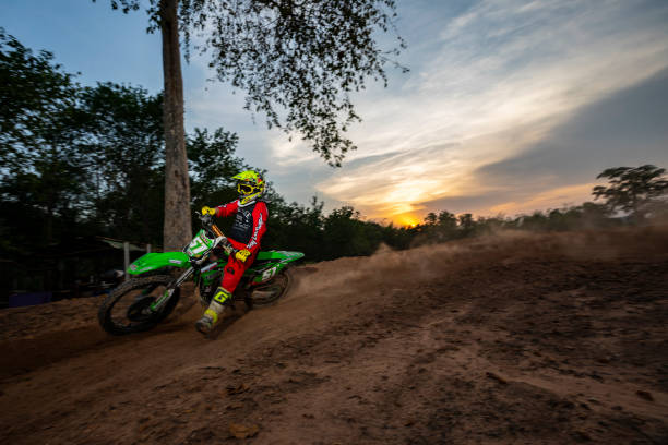 pilota motociclistico pilotando il suo motocross sui binari a chiang mai, in thailandia. - pilotando foto e immagini stock