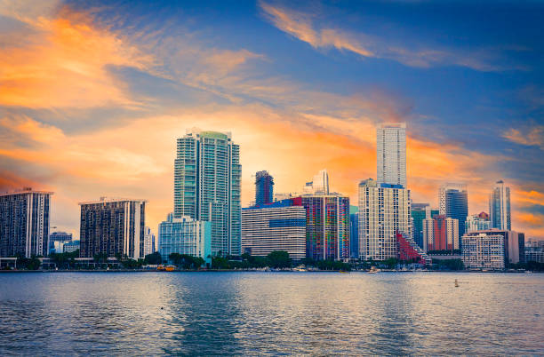 panoramę centrum miami o zachodzie słońca - miami florida skyline panoramic florida zdjęcia i obrazy z banku zdjęć