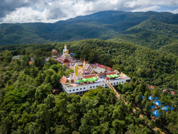 aerial view of wat phra that doi kham temple on the top of mountain in chiang mai, thailand. - suthep imagens e fotografias de stock