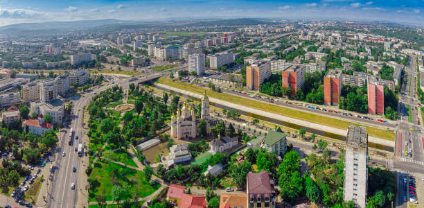 вид с воздуха на город яссы в молдавии. - яссы стоковые фото и изображения
