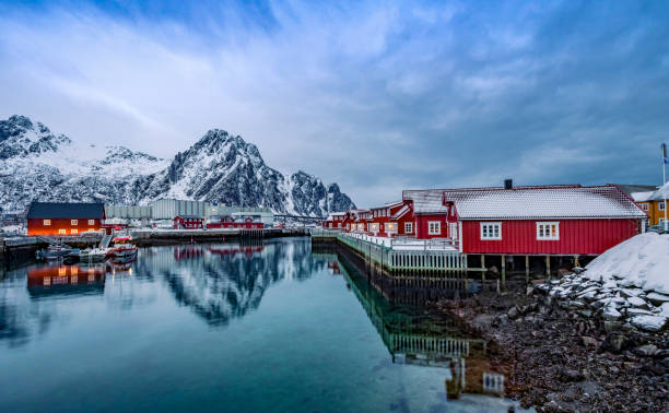 湾の slvolvaer ロフォーテン諸島ノルウェー - norway fjord lofoten red ストックフォトと画像