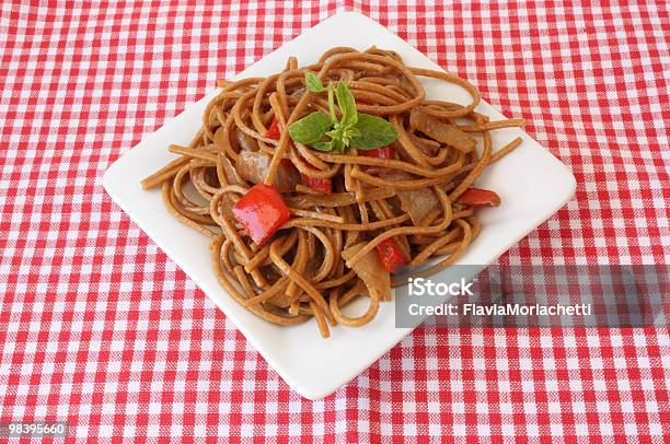 Tagliolini Fritti Con Verdure E Basilico - Fotografie stock e altre immagini di A quadri - A quadri, Alimentazione sana, Basilico