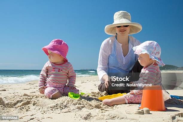 Matka I Dzieci Na Plaży Twin - zdjęcia stockowe i więcej obrazów Słońce - Słońce, Światło słoneczne, Ochrona
