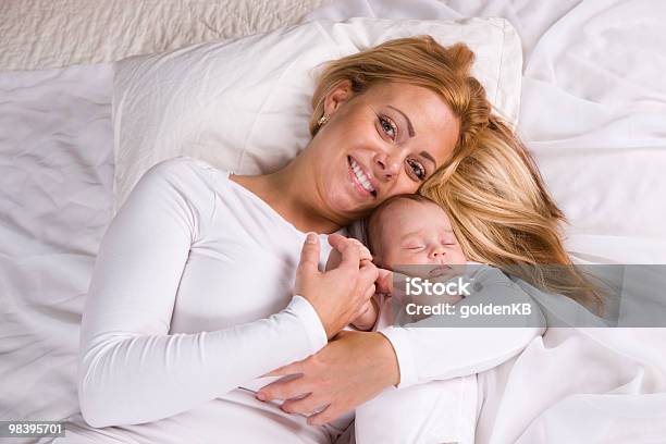 Mãe Segurando Bebê Menino Dormir No Seu Braços - Fotografias de stock e mais imagens de 20-29 Anos - 20-29 Anos, 25-29 Anos, Adulto