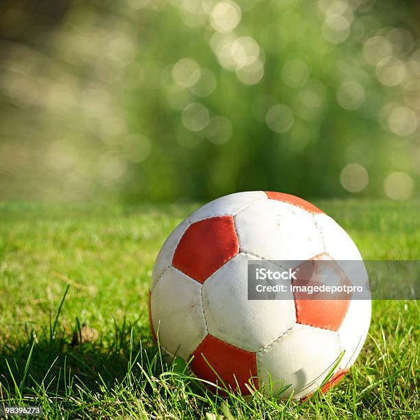 Pelota De Fútbol Foto de stock y más banco de imágenes de Aire libre - Aire libre, Artículos deportivos, Blanco - Color