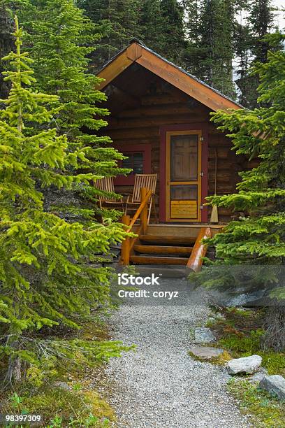 Blockhütte Versteckt Im Wald Stockfoto und mehr Bilder von Abgeschiedenheit - Abgeschiedenheit, Alles hinter sich lassen, Blockhütte