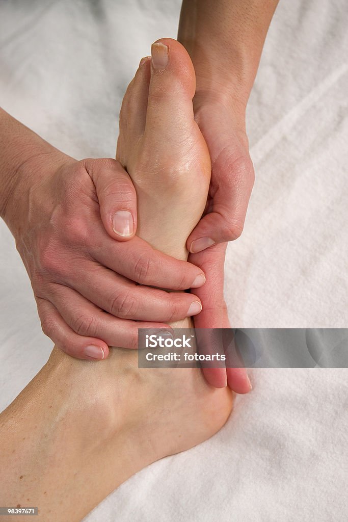Massaggio dei piedi - Foto stock royalty-free di Percezione sensoriale