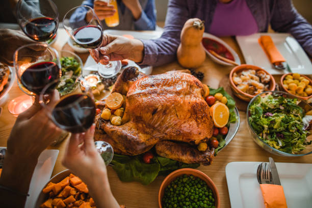 applausi a questa fantastica cena del ringraziamento! - roast turkey turkey thanksgiving holiday foto e immagini stock