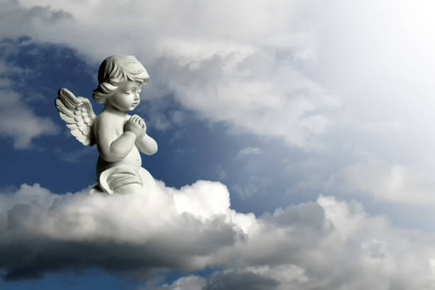 수호 천사는 무릎을 꿇 고 기도입니다. 구름에 천사 가디언 - dreams cloud angel heaven 뉴스 사진 이미지