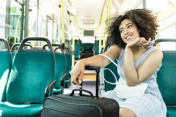 donna africana che viaggia con il treno - trolley bus foto e immagini stock