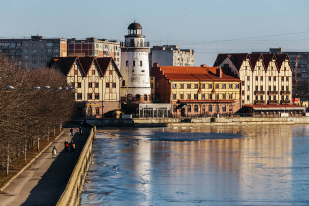 aldeia de pescadores - centro etnográfico e comercialização do artesanato em kaliningrado. trimestre, construída casas no estilo alemão - kaliningrad - fotografias e filmes do acervo