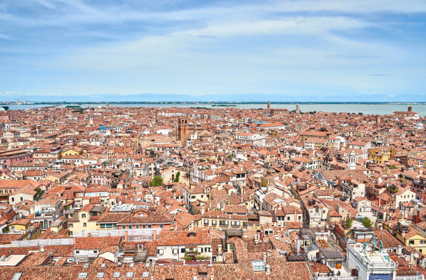 vue sur venise et ses différents quartiers - dorsoduro quarter photos et images de collection