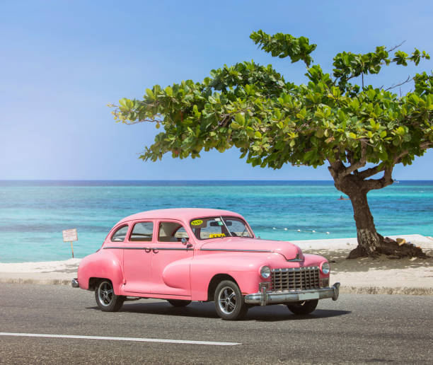 vintage classique rose américain oldtimer voiture près de la havane à cuba à la plage - taxi retro revival havana car photos et images de collection