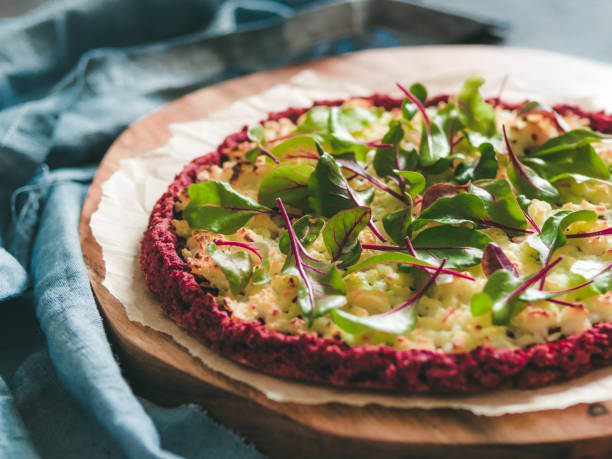 costra de pizza remolacha fresca remolacha forrajera hojas - vegetarian pizza fotografías e imágenes de stock