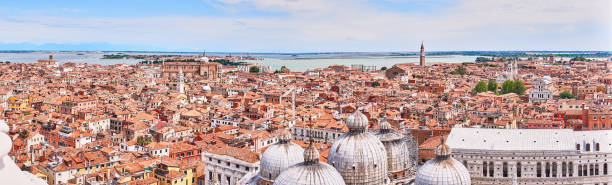 vue sur venise et ses différents quartiers - dorsoduro quarter photos et images de collection