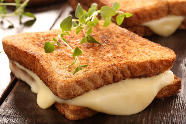 panino fresco con formaggio ed erbe aromatiche - cheese sandwich foto e immagini stock