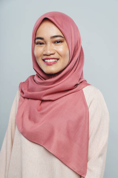 malaysische frau mit hijab studioportrait - red veil stock-fotos und bilder