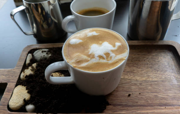 ラテのアート  - latté coffee tray froth ストックフォトと画像