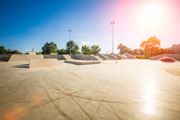 skate park durante il giorno. skatepark in cemento dal design urbano. - skateboard park foto e immagini stock
