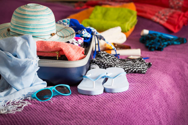 mala aberta na cama - beach suitcase vacations summer - fotografias e filmes do acervo